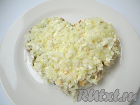 Далее выложить нарезанный кубиками лук.
