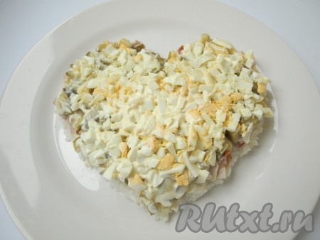 Нарезать яйца (можно натереть их на тёрке), выложить их на огурцы, если нужно, посолить, смазать майонезом.
