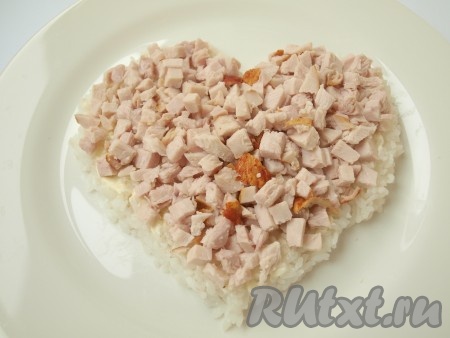 Нарезать кубиками копчёную курицу и выложить поверх риса.
