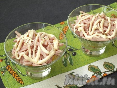 Ветчину нарезать соломкой (можно нарезать и кубиками), выложить поверх кукурузы и нанести майонез. Немного ветчины можно оставить для украшения.