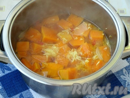 Когда тыква станет мягкой, добавить натёртый на мелкой тёрке корень имбиря, дать закипеть, проварить на небольшом огне ещё 2-3 минуты, убрать с огня и дать настояться под крышкой 10-15 минут.