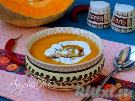 Полезный, вкусный тыквенный суп-пюре с имбирём и чесноком разлить по тарелкам и сразу подать к столу, дополнив, по желанию, сметаной и тыквенными семечками. Готовить это блюдо лучше на 1 раз, если же вы хотите часть супа оставить на второй день, тогда после пюрирования, помешивая, его нужно довести до кипения и сразу снять с огня.