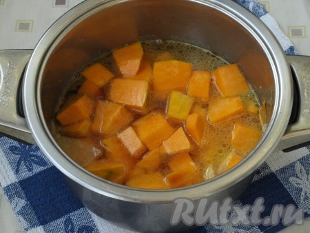 Затем влить воду, добавить соль.