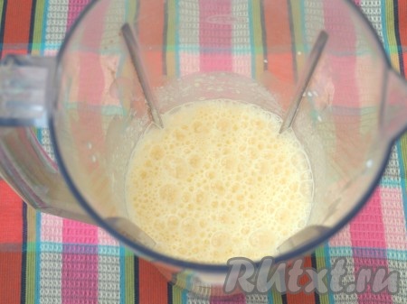 Залить содержимое молоком и взбить на большой скорости.
