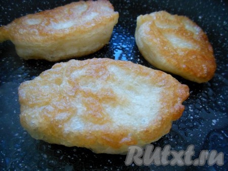 Жарить дрожжевые оладьи на среднем огне с двух сторон до румяного цвета.
