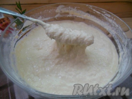 Получившееся дрожжевое тесто для оладий должно напоминать "густую сметану", но в тоже время должно быть очень лёгким и воздушным.