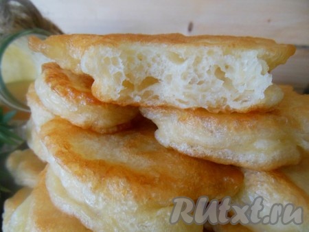 Дрожжевые оладьи, приготовленные на воде без добавления яиц, получаются нежными, мягкими внутри, с красивой пористой структурой.