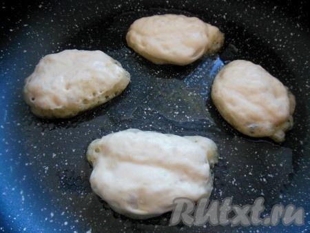 Сковороду поставьте на огонь, добавьте 3-4 столовых ложки растительного масла и хорошо разогрейте. Тесто выкладывайте на разогретую сковороду при помощи столовой ложки, смоченной в холодной воде (ложку смачивайте холодной водой каждый раз перед набором теста). На 1 оладушек потребуется 1 столовая ложка теста.&nbsp;