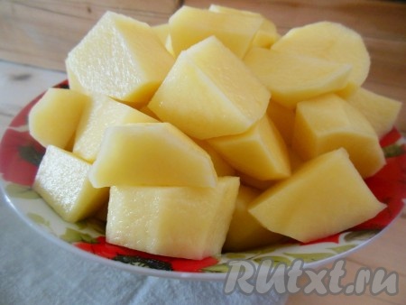 Картофель нарежьте на крупные кусочки.
