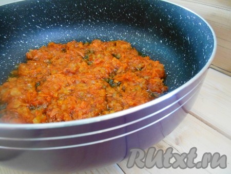 Обжарьте на растительном масле лук и морковь до золотистого цвета на небольшом огне, периодически помешивая.