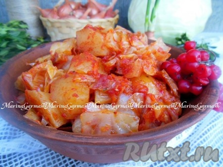 Капуста, тушеная с картошкой в духовке, вкусна как в холодном, так и в горячем виде.
