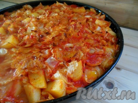 Отправьте еще на 30-40 минут в духовку, уменьшив температуру до 170 градусов, чтобы капуста с картошкой тушились. Готовность проверяем по картофелю (он должен легко прокалываться вилкой). Блюдо не вынимайте сразу из духовки, дайте ему настояться в течение 10-15 минут.