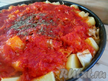 Поставьте противень в разогретую духовку и готовьте картошку с капустой при температуре 180 градусов 15-20 минут. Затем лавровый лист и смесь перцев горошком измельчите (я использую кофемолку), добавьте к овощам и перемешайте.