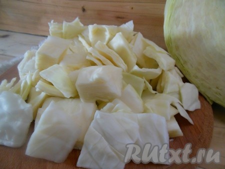 Капусту разрежьте на две части, затем каждую из частей нарежьте на крупные квадратики.