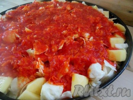 Сверху на овощи вылейте приготовленную томатную подливу.
