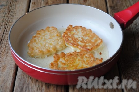 Жарить на среднем огне по 2 минуты с каждой стороны (до золотистого цвета).&nbsp;
