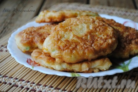 Вкусные, аппетитные оладьи с консервированной кукурузой готовы. Подавать можно как в горячем, так и в охлаждённом виде.