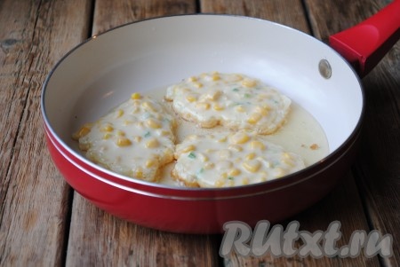 На сковороду налить растительное масло, разогреть. Столовой ложкой выкладывать на сковороду тесто, формируя оладьи.&nbsp;
