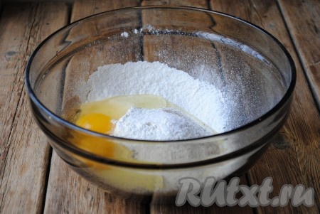 Добавить соль и чёрный молотый перец. Вбить яйца. 

