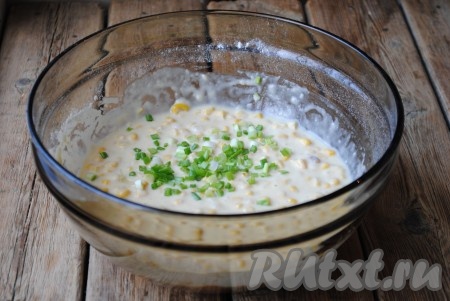 Зелёный лук вымыть, мелко нарезать, добавить в тесто и ещё раз перемешать.&nbsp;
