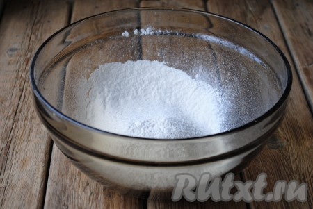 Муку просеять в миску. 

