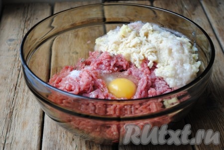 Очищенные лук и картошку пропустить через мясорубку и добавить к свиному фаршу. Ломтик белого хлеба замочить в молоке, затем отжать, пропустить через мясорубку и тоже добавить в фарш. 