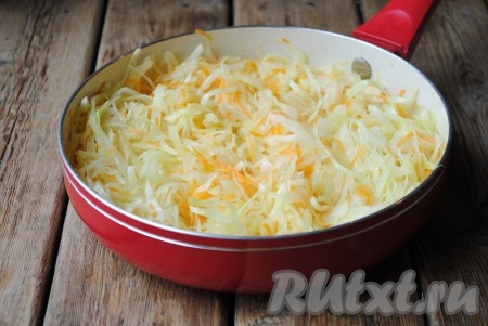 В сковороду выложить капусту, лук и морковь. Влить растительное масло, отправить сковороду на огонь.&nbsp;Тушить овощи на небольшом огне под закрытой крышкой, периодически помешивая, минут 10.
