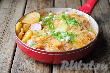 Добавить в сковороду зелёный лук и готовить ещё 5-7 минут,&nbsp;иногда перемешивая. Сковороду крышкой уже можно не накрывать.
