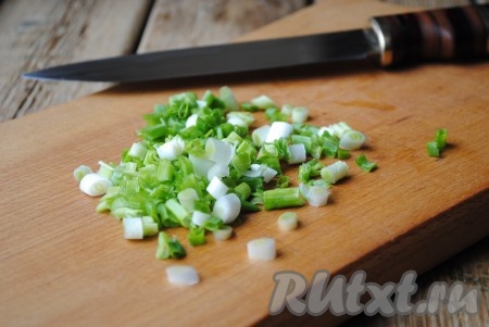 Вымыть и мелко нарезать зеленый лук.&nbsp;
