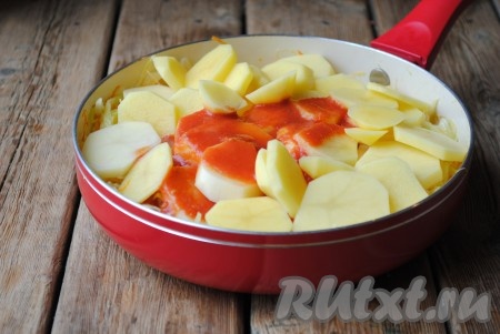 Влить томатный сок и воду, всыпать соль, сахар и чёрный молотый перец, накрыть сковороду крышкой и тушить капусту с картошкой ещё около 15 минут, периодически помешивая.&nbsp;
