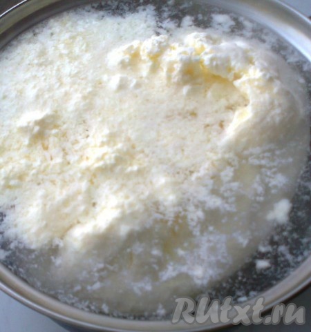 В кастрюлю наливаем 1,5-2&nbsp;литра холодной воды. Воду доводим до кипения, кладем в нее замороженный творог и варим 15 минут.
