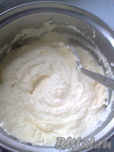 Под действием соды творог начнет плавиться. Варим массу, все время помешивая, около 10 минут, пока масса не станет однородной (мне не нравится вкус соды в твороге, поэтому я добавила еще 1 чайную ложку 9% уксуса и 0,5 чайной ложки сахара).