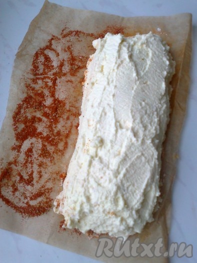 На край пергамента кладем сырную массу, придаем ей желаемую форму.
