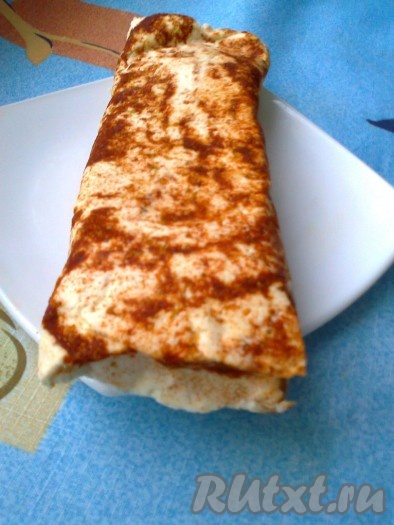 Заворачиваем сырную массу в пергамент, остужаем, кладем в холодильник на пару часов. Вот что получилось:
