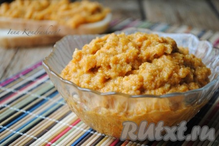 Очень вкусная икра из замороженных кабачков готова. Подавать её в охлаждённом виде в качестве самостоятельного блюда или в качестве дополнения к мясным блюдам. 