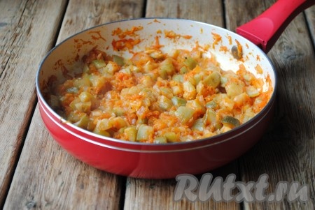 Готовить ещё 10-15 минут до полного испарения жидкости, периодически помешивая. Готовую икру из замороженных кабачков переложить в чашу блендера и измельчить до однородной массы. По желанию в икру можно добавить мелко нарезанный укроп.&nbsp;
