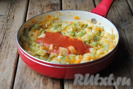 Влить томатный сок, посолить и добавить черный молотый перец, перемешать.&nbsp;
