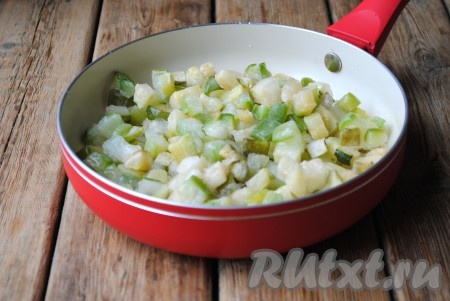 В сковороду налить небольшое количество растительного масла. Добавить замороженные кабачки, предварительно размораживать их не надо. Сковороду отправить на плиту. 