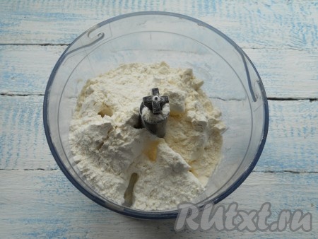 Всыпать к маслу 150 грамм просеянной муки.
