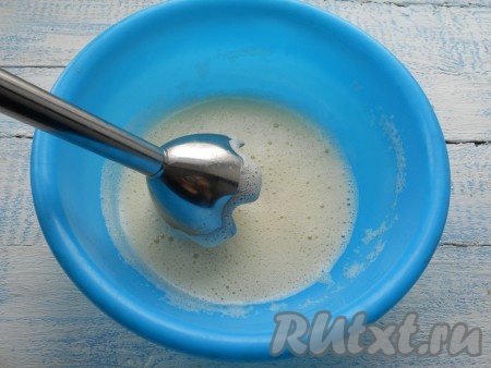 Взбить яичную смесь погружным блендером до пены.
