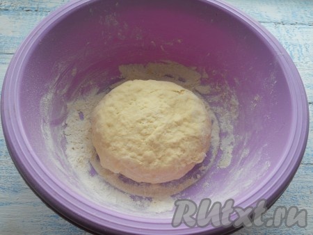 На стол насыпать 50 грамм муки, выложить тесто и вымесить его до гладкого состояния.
