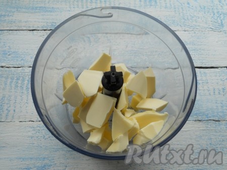 Холодное сливочное масло нарезать кусочками и поместить в чашу блендера.
