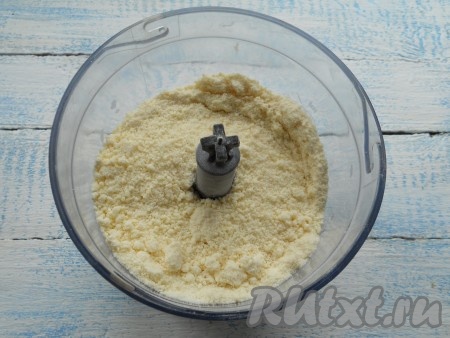 Включить блендер на среднюю скорость и измельчить масло с мукой, получится мелкая крошка.
