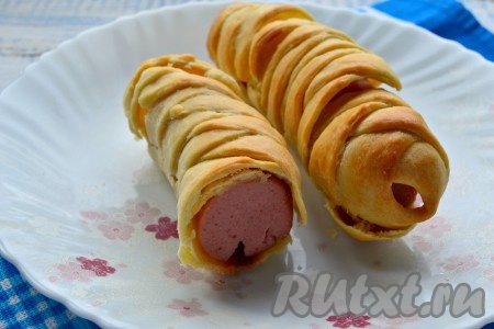 Готовые сосиски подать в горячем виде.
