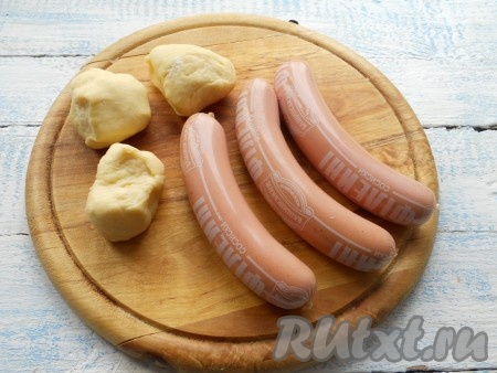 Подготовить сосиски и тесто. Тесто разделить на 3 части.