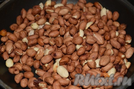 Пока тесто охлаждается, разогреваем сухую (без масла) сковороду, выкладываем очищенный арахис. Подсушиваем орехи в течение нескольких минут, периодически перемешивая. Убираем с огня, по возможности снимаем шелуху, перекладываем на тарелку. Даём орехам остыть. Если нужно, слегка измельчаем орехи.