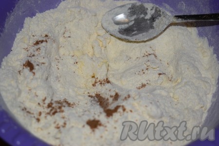 Растираем содержимое миски до получения крошки, добавляем мускатный орех, перемешиваем.