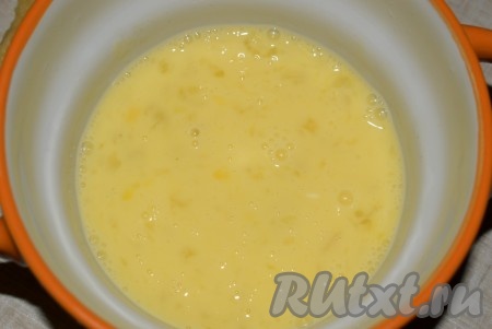 В небольшой ёмкости вилкой до однородности взбиваем яйцо. Смазываем кольца с одной стороны яйцом.