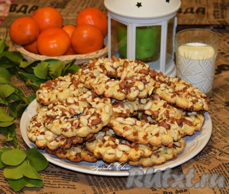 Кольца должны быть мягкими, когда вы окончите их выпекать, но, полежав, минуты 2-3 они станут чуть более твёрдыми.