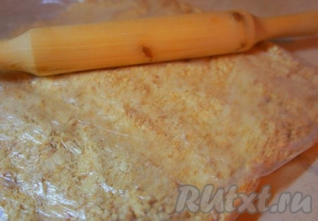 Печенье измельчить. Удобно использовать пакет и скалку.